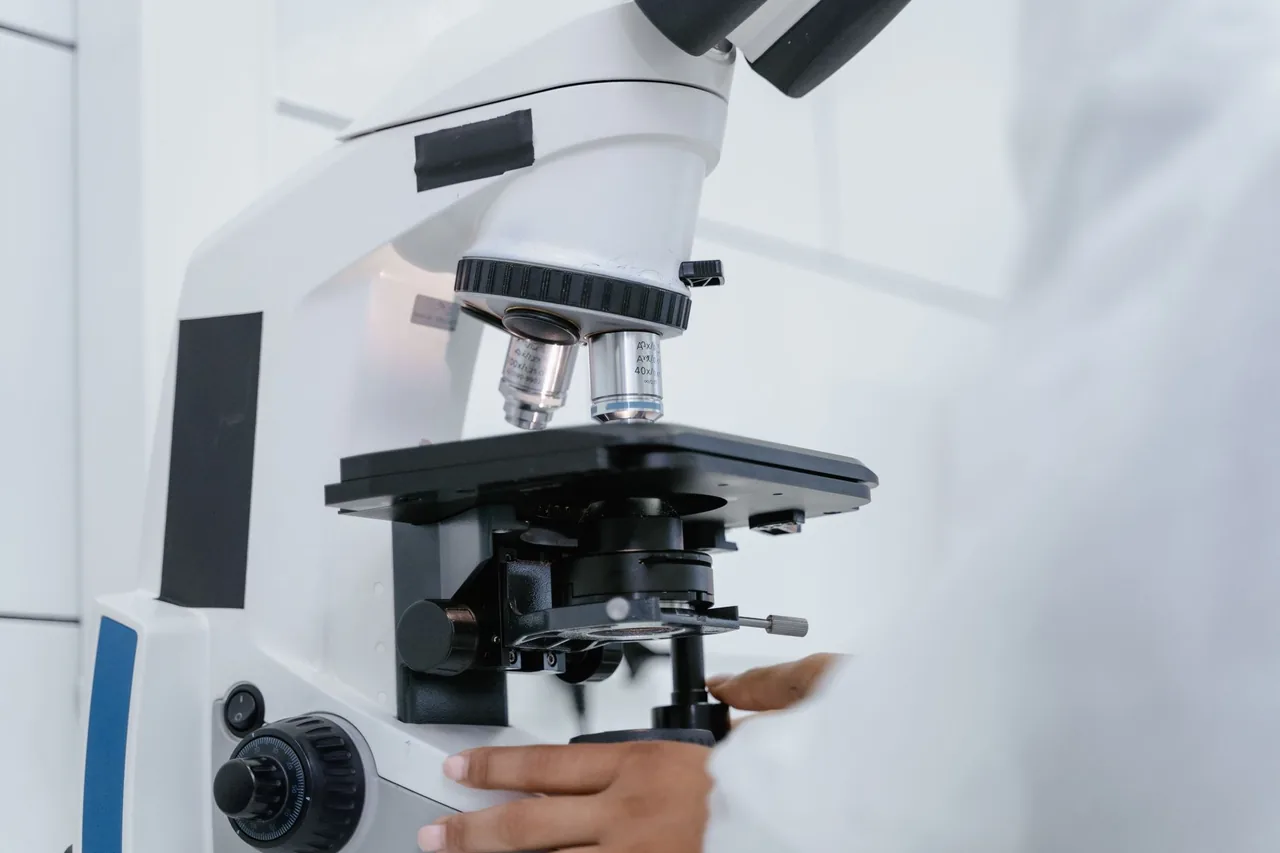 Un microscopio en el laboratorio