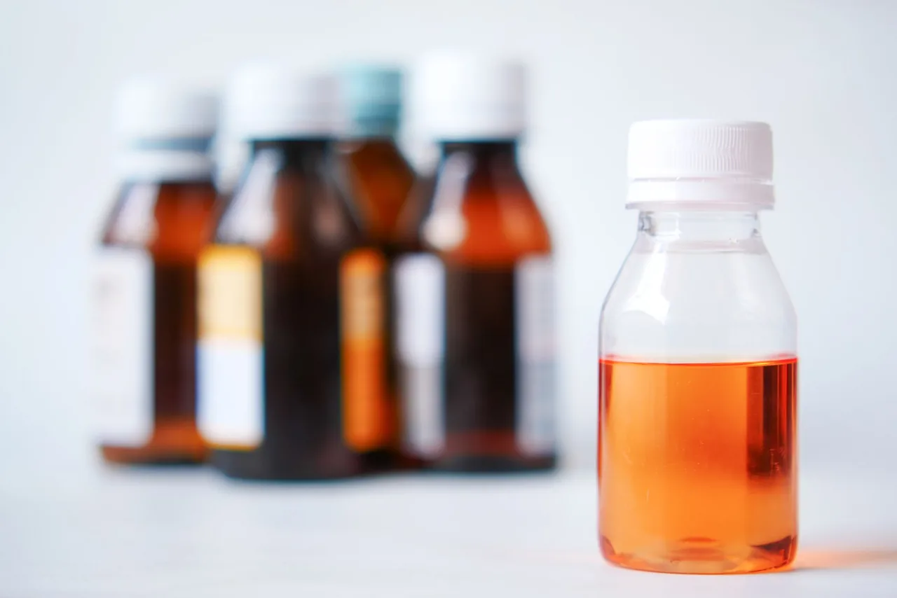 Frascos de medicamento en un estante de farmacia